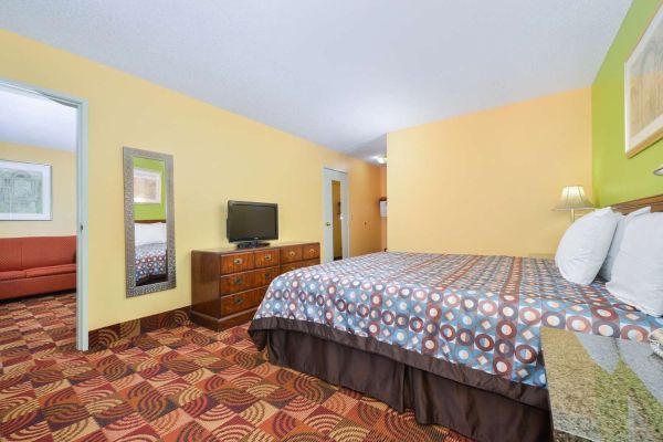 Hotel SUPER 8 BY WYNDHAM LAKE OF THE OZARKS (Eldon)